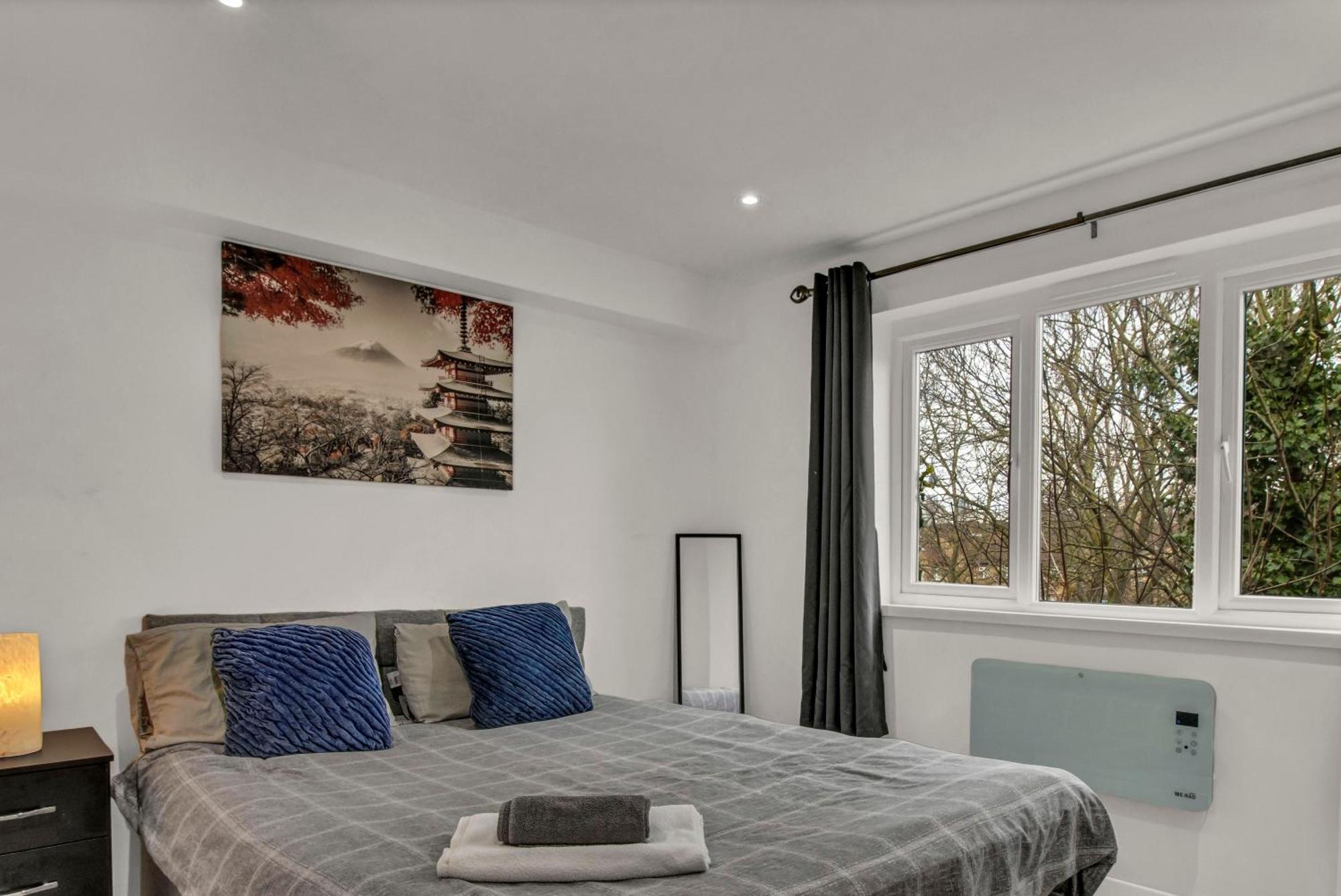 New King Size Bed With Free Parking *