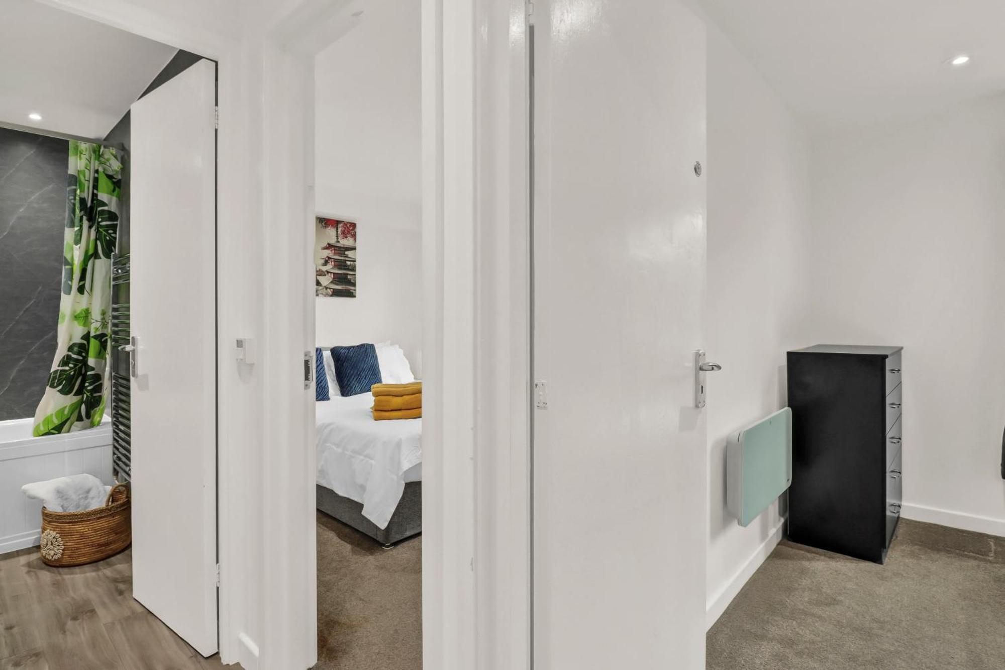 New King Size Bed With Free Parking *