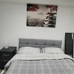 New King Size Bed Apartment With Free Parking
