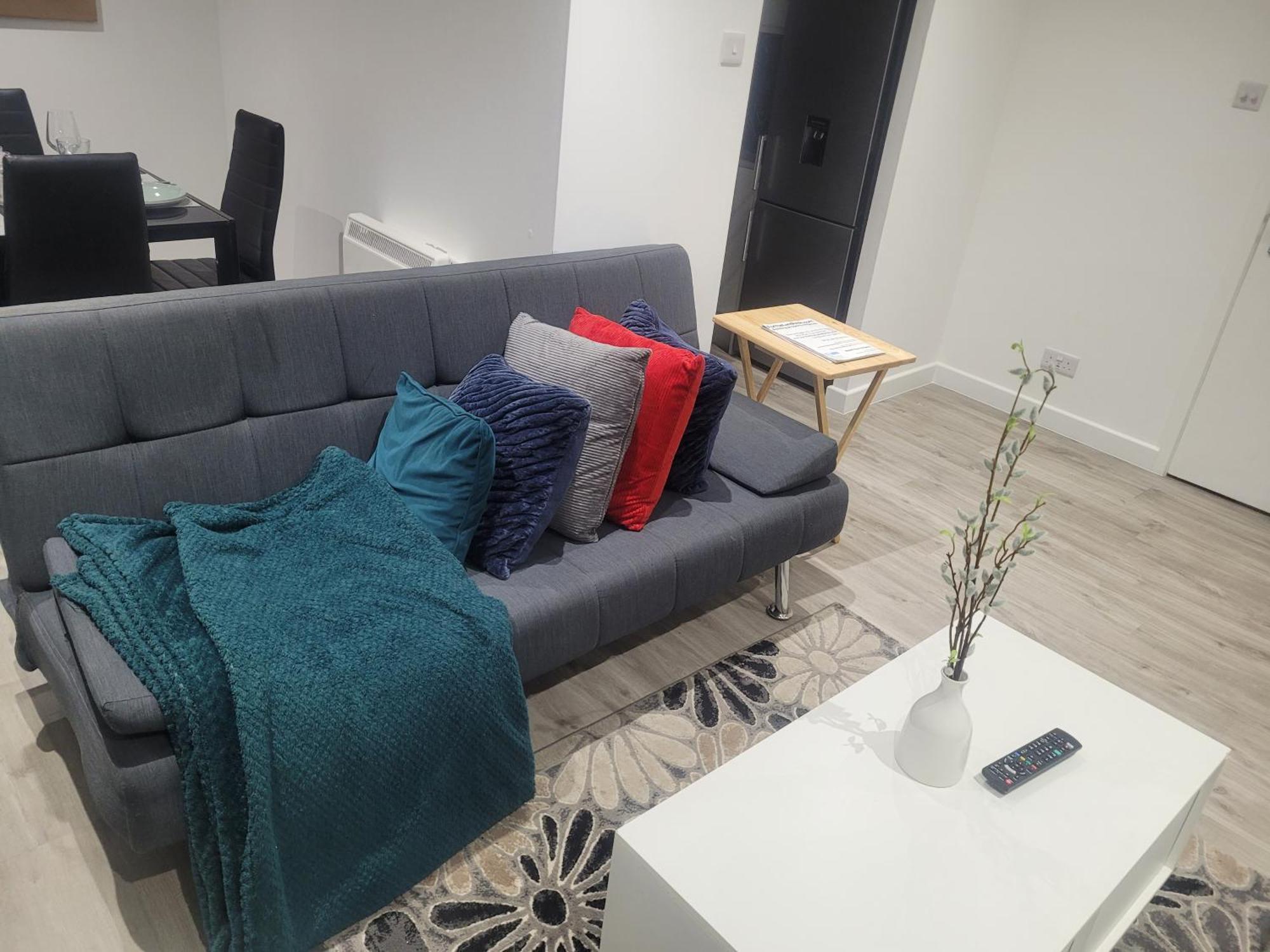 New King Size Bed With Free Parking Apartment *