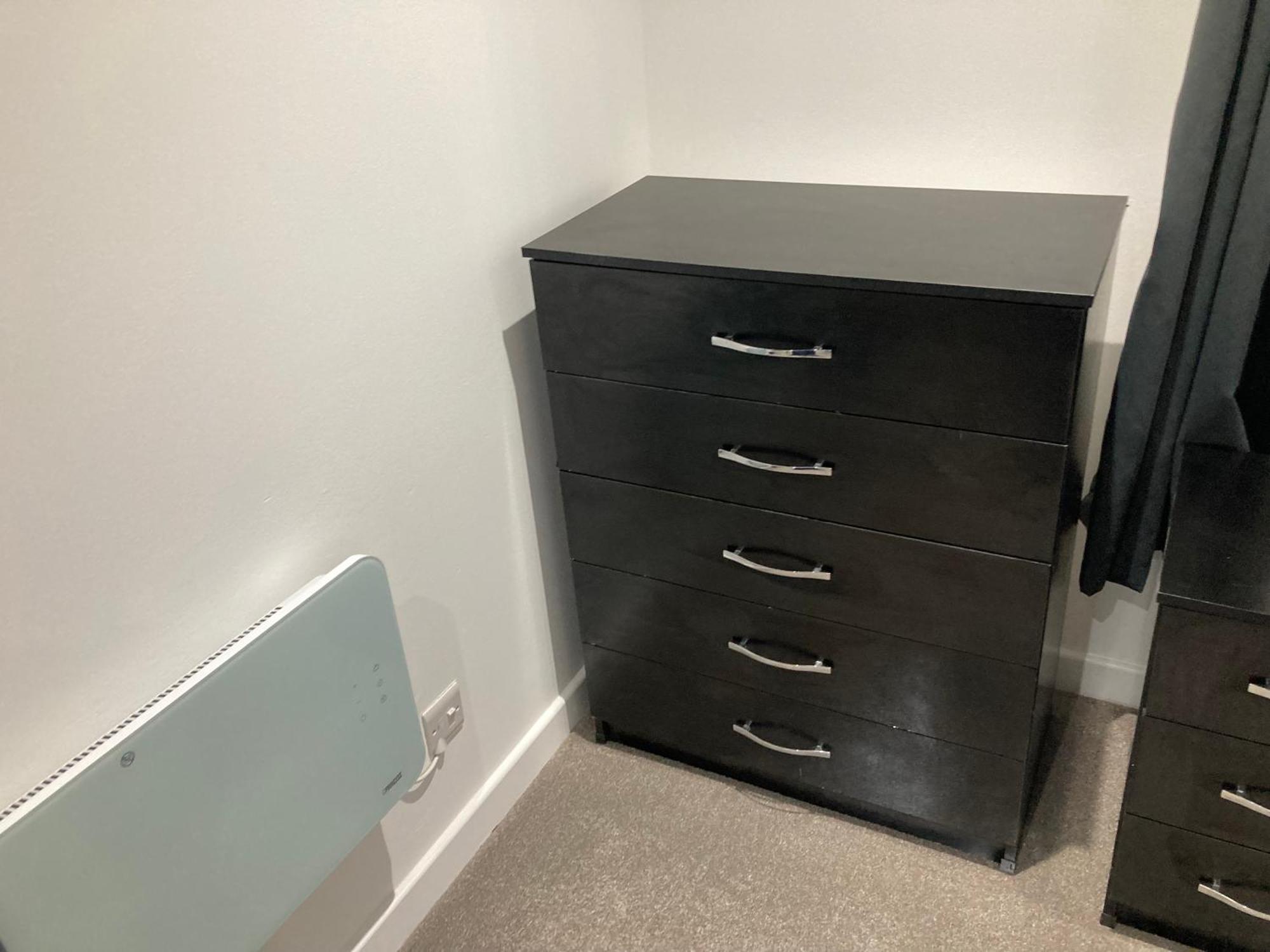 New King Size Bed With Free Parking *