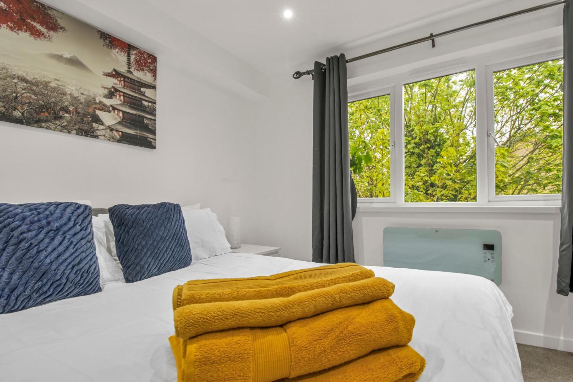 New King Size Bed With Free Parking Apartment *