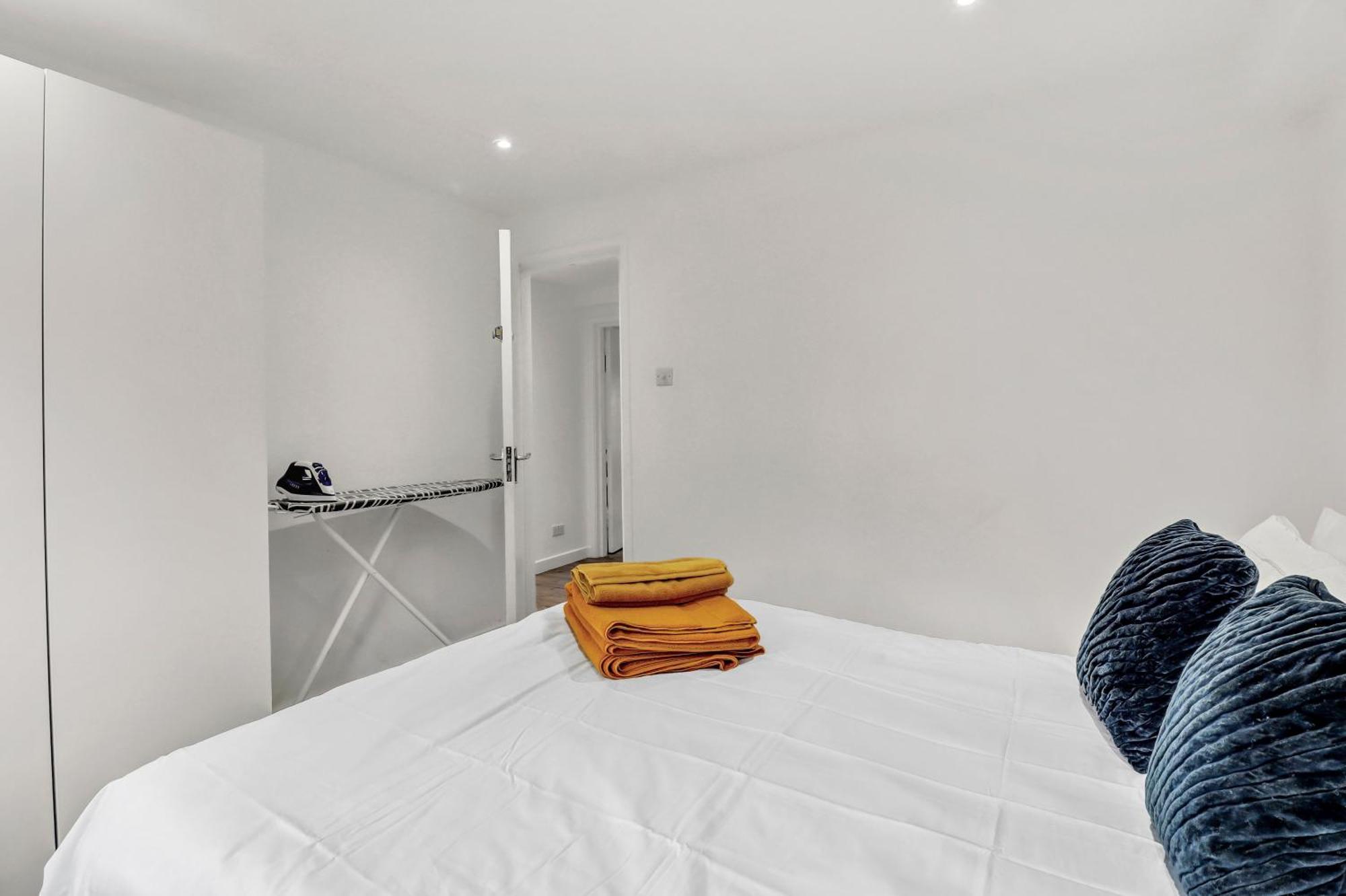 New King Size Bed With Free Parking * London